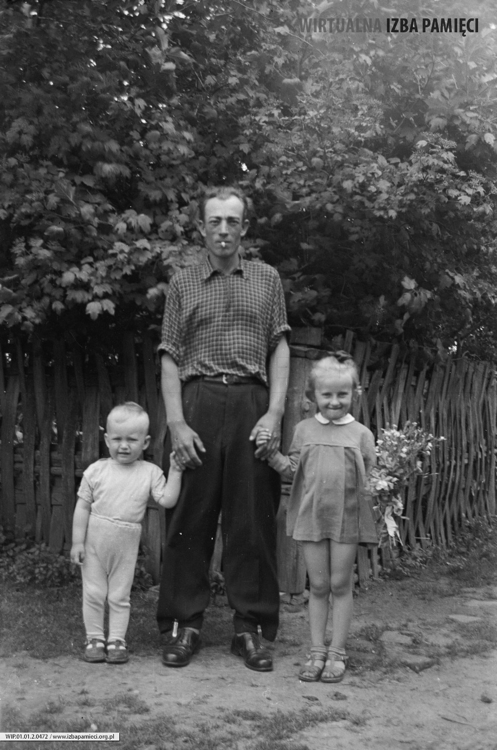 Lata 60. XX wieku. Mężczyzna z dziećmi (Michał Pela?) z Maczug