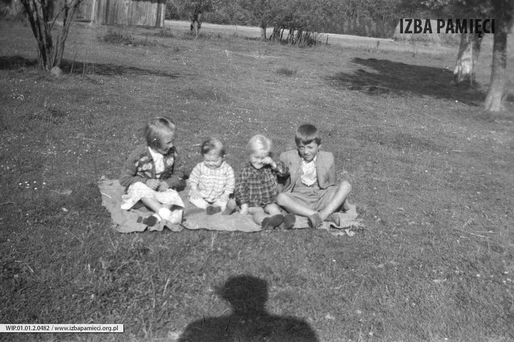 Lata 60. XX wieku. Czworo dzieci na trawie