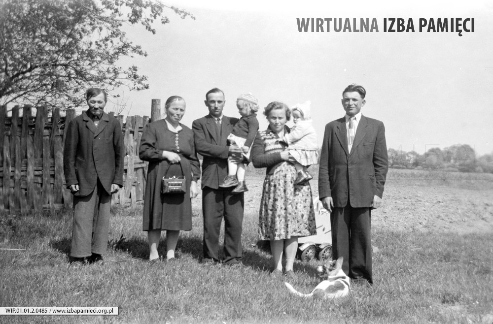 1963. Stanisława i Feliks Sokół (od prawej) z rodziną 