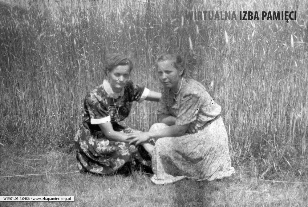 Lata 50. XX wieku. Aniela Adamiec (z lewej) z Mołodycza i jej kuzynka Krystyna
