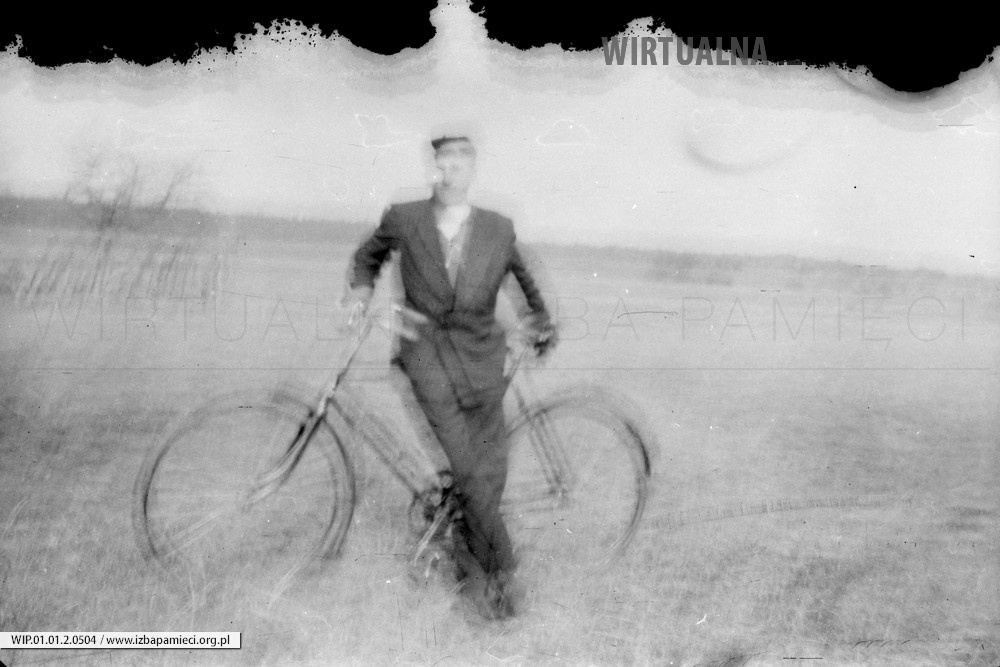 Lata 60. XX wieku. Mężczyzna z rowerem