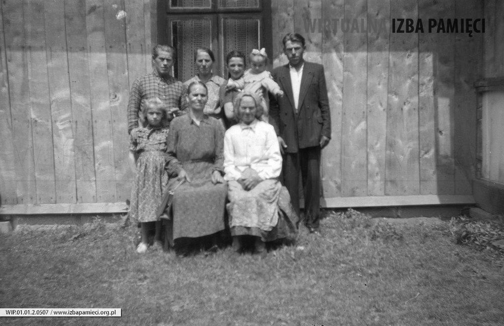 Lata 50. XX wieku. Wielopokoleniowa rodzina z Mołodycza