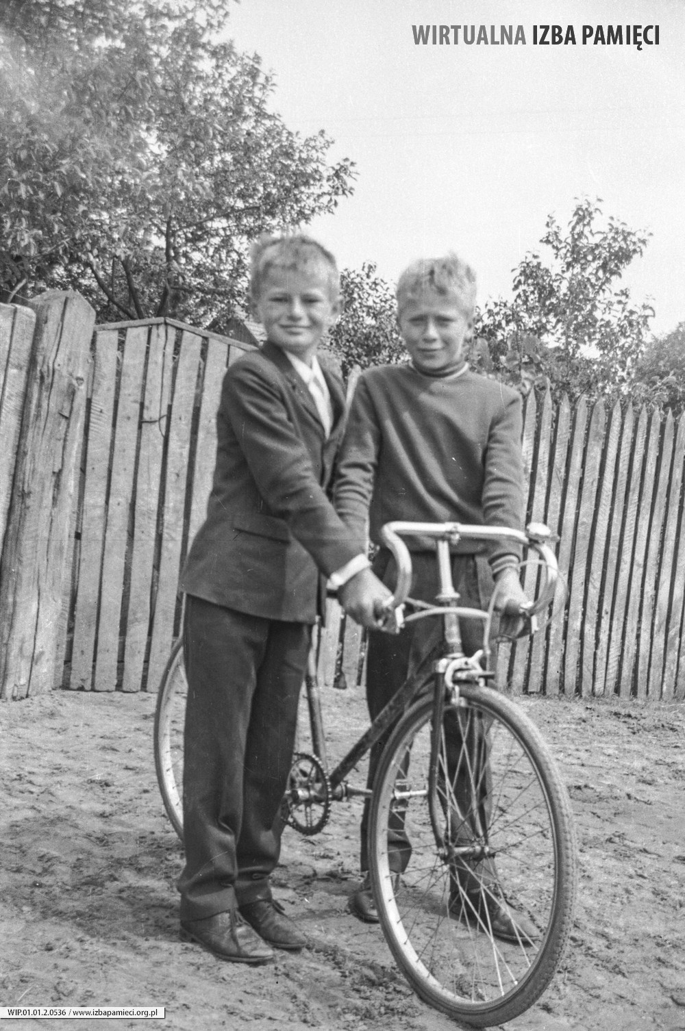 Lata 70. XX wieku. Kazimierz Cienki (z lewej) i Czesław Purcha z Mołodycza z rowerem 