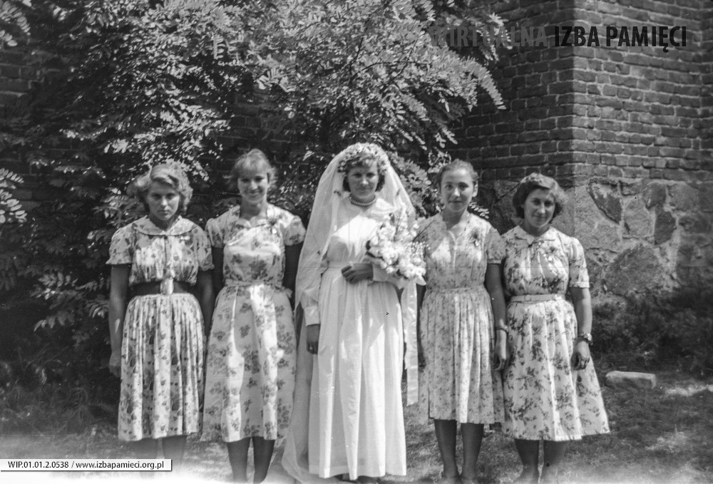 Lata 60. XX wieku. Cecylia Hubacz z Mołodycza w dniu swojego ślubu z koleżankami
