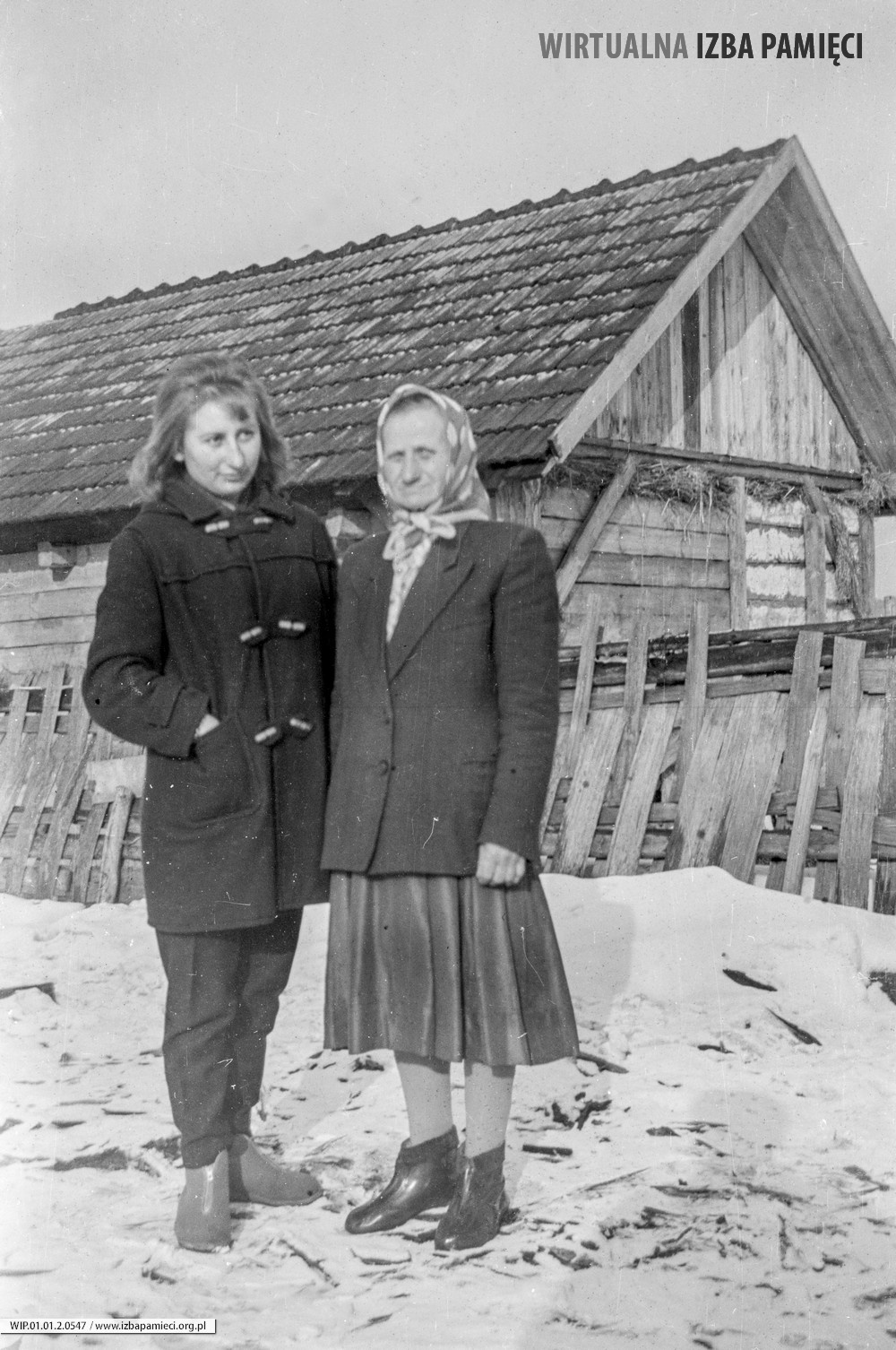 Lata 60. XX wieku. Danuta Zagrobelna z Mołodycza ze swoją matką 