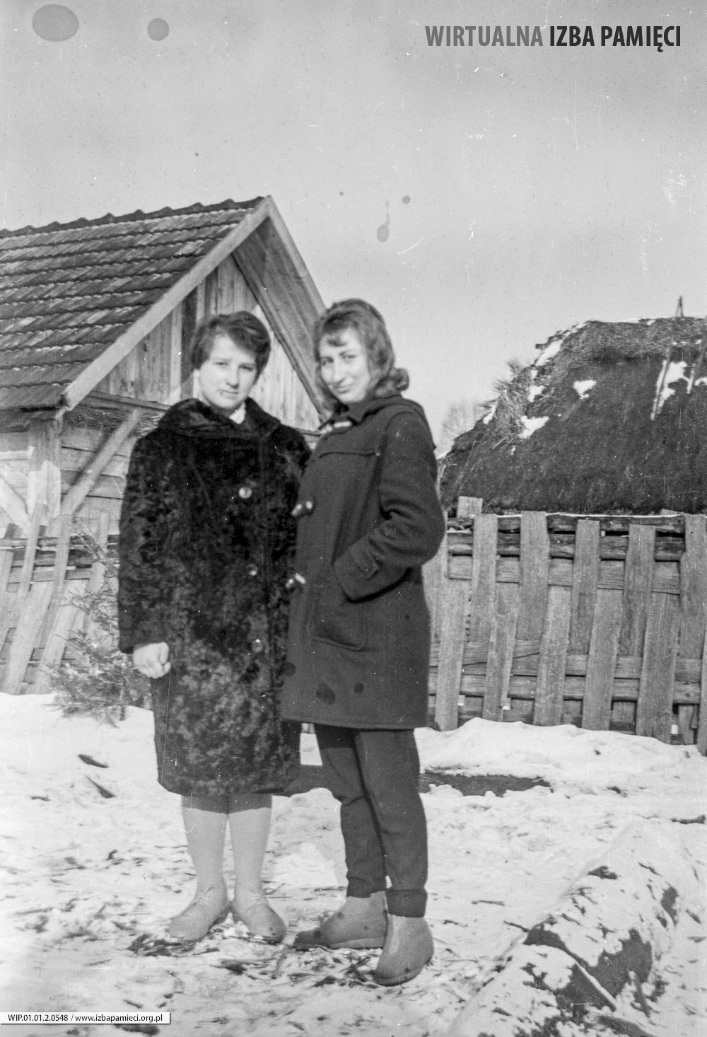 Lata 60. XX wieku. Danuta Zagrobelna z Mołodycza ze swoją przyjaciółką