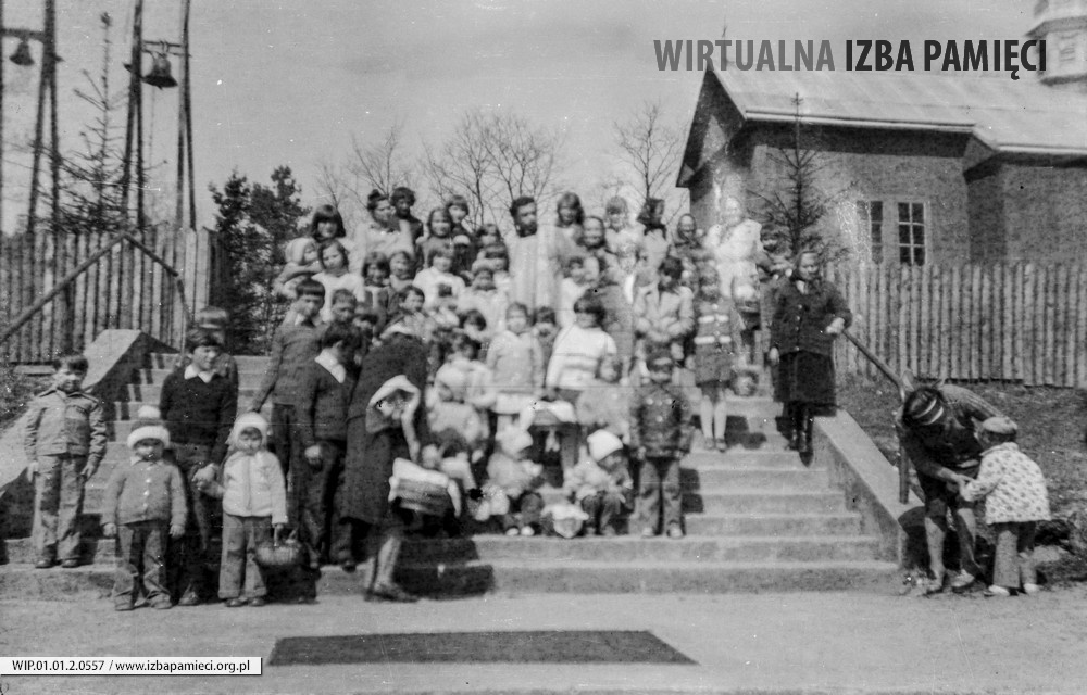 Lata 70. XX wieku. Parafianie parafii Mołodycz pozują do zdjęcia w Wielką Sobotę po poświęceniu pokarmów
