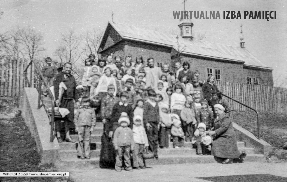 Lata 70. XX wieku. Parafianie parafii Mołodycz pozują do zdjęcia w Wielką Sobotę po poświęceniu pokarmów
