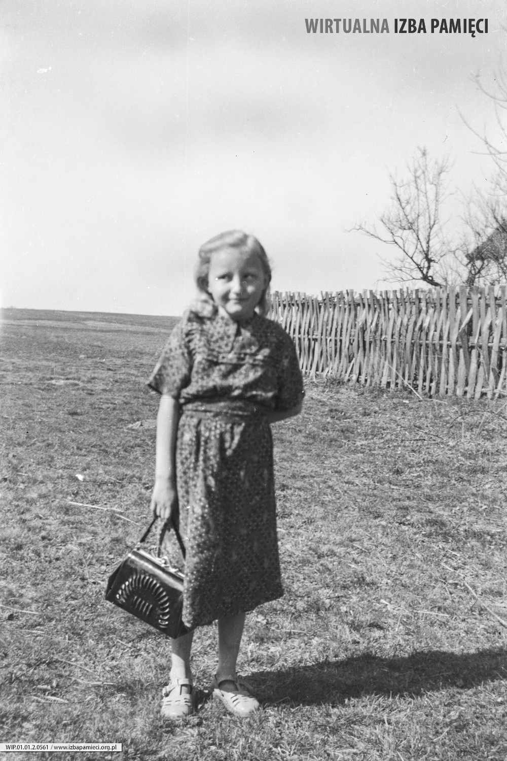 Lata 60 XX wieku. Marysia Mil z Mołodycza z trochę za dużą torebką