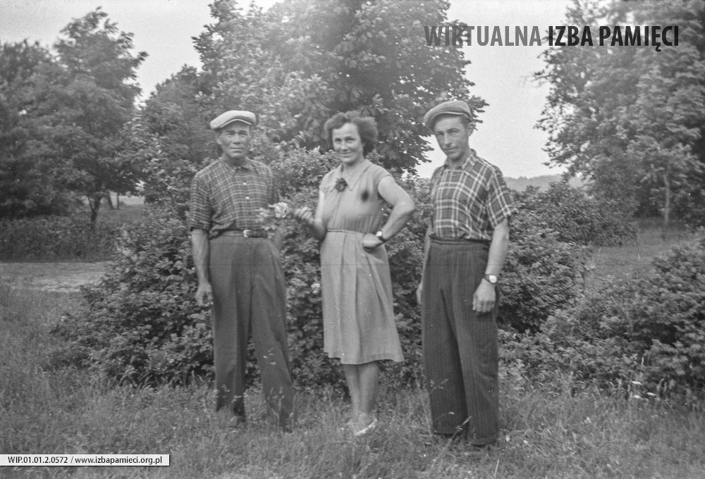 Lata 60. XX wieku. Paulina i Stefan Leśny z Maczug (z lewej) i Jan Kobędza z Mołodycza