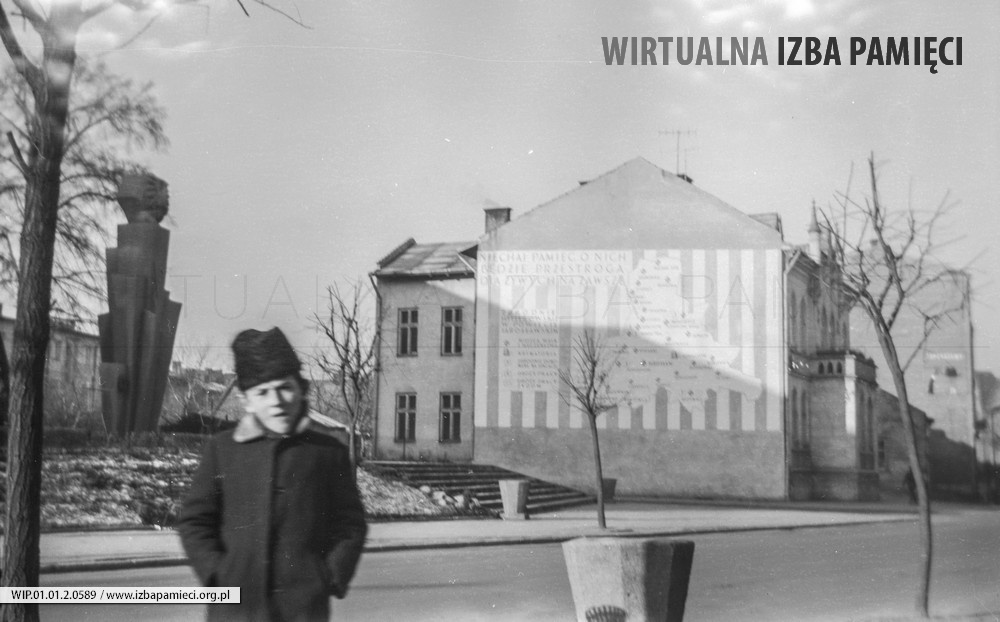 Lata 70. XX wieku. Przed Pomnikiem Walki i Męczeństwa w Jarosławiu