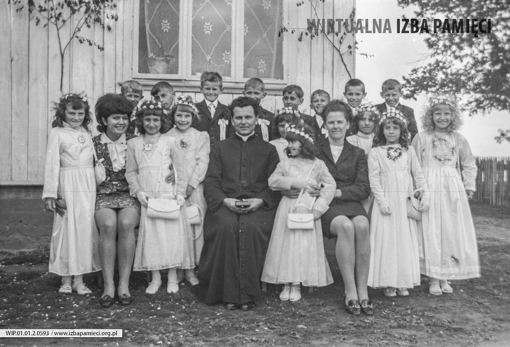 1970. Uroczystość I Komunii w parafii Mołodycz dzieci urodzonych w 1961 roku