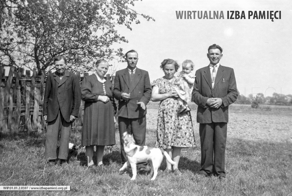 1963. Stanisława i Feliks Sokół (z prawej) z Radawy-Cienkich z rodziną
