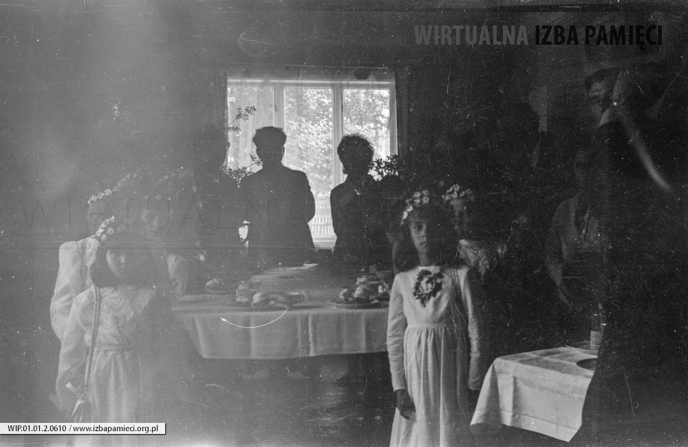 1970. Poczęstunek dla dzieci pierwszokomunijnych w pomieszczeniach plebanii w Mołodyczu