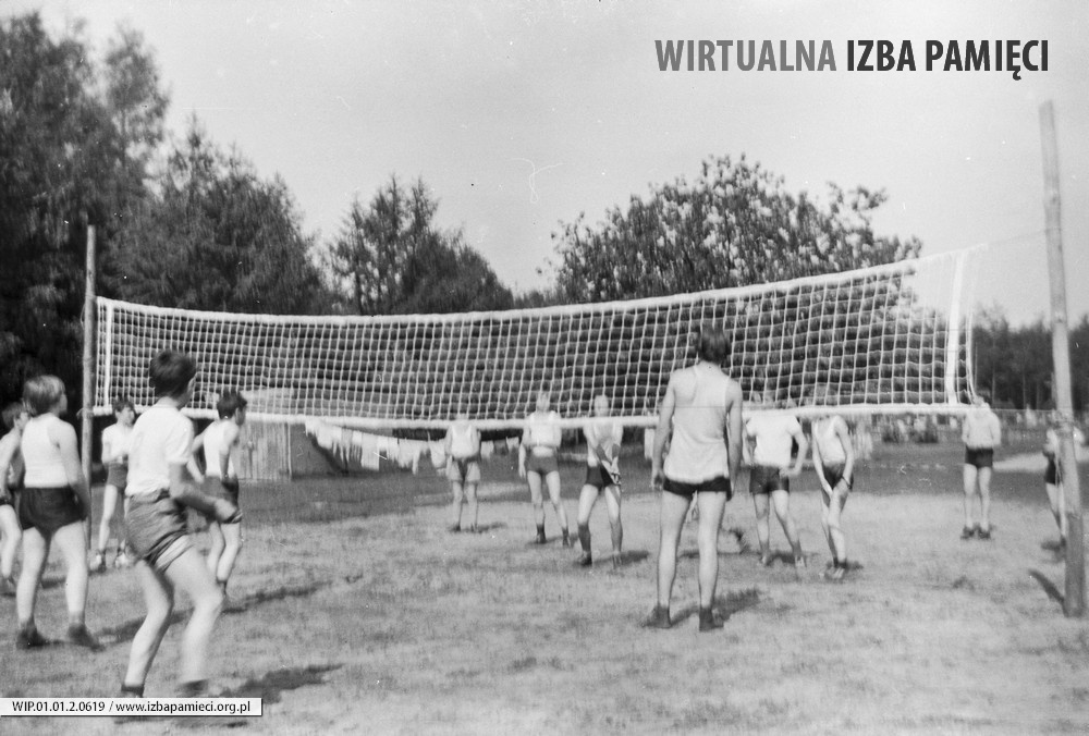1978. Mecz piłki siatkowej na boisku przy Szkole Podstawowej w Mołodyczu