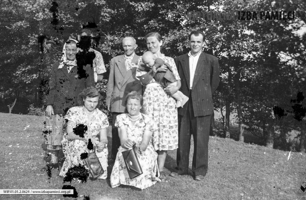 Lata 50. XX wieku. Rodzina Anny i Władysława Purchów (z prawej) z Mołodycza