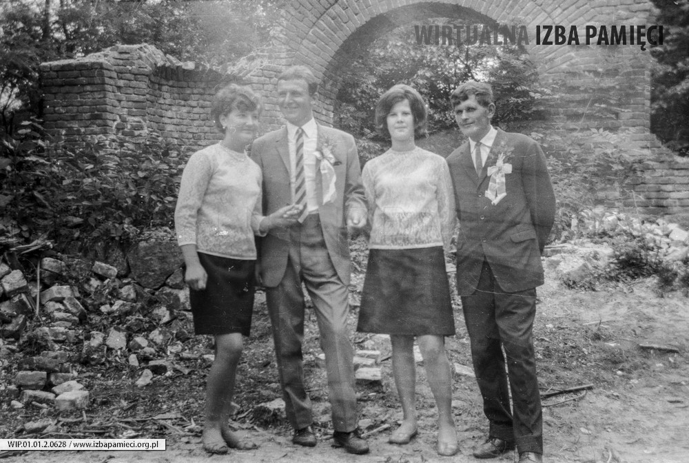 Lata 70. XX wieku. Janina Hubacz (z lewej) i Teresa Maczuga z Mołodycza wraz z drużbami