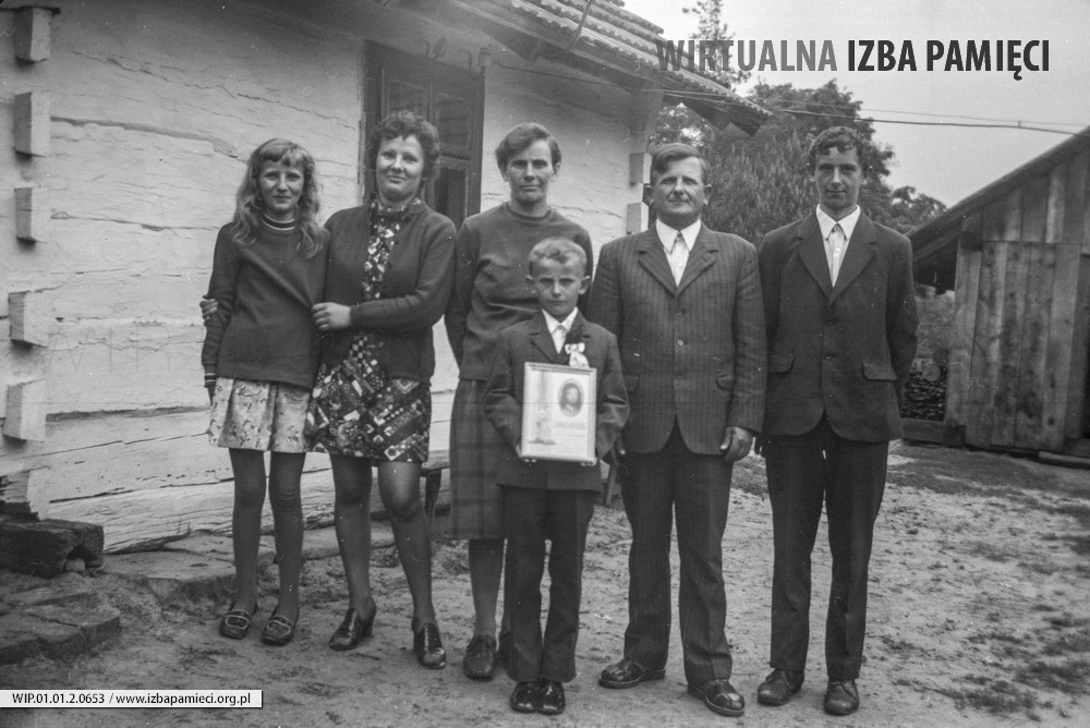 Lata 70. XX wieku. Jadwiga i Władysław Zagrobelny z Mołodycza ze swymi dziećmi w dniu I Komunii syna Bronisława