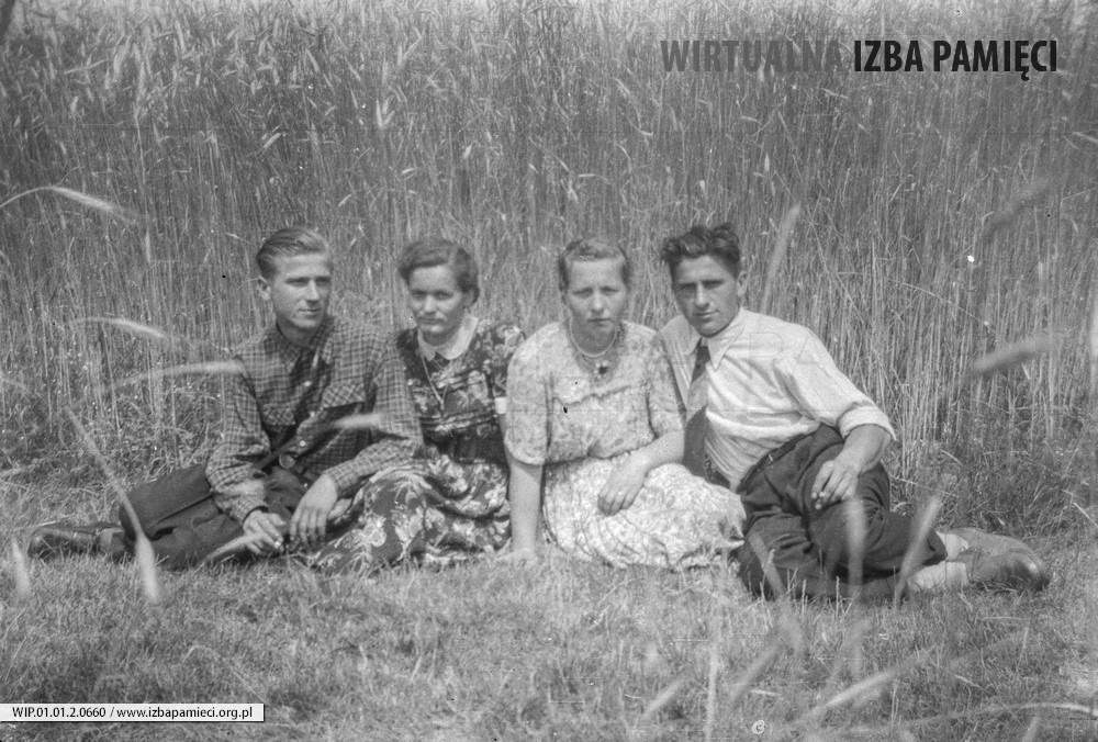 Lata 50. XX wieku. Aniela Adamiec (z lewej) z Mołodycza z kuzynką i kolegami