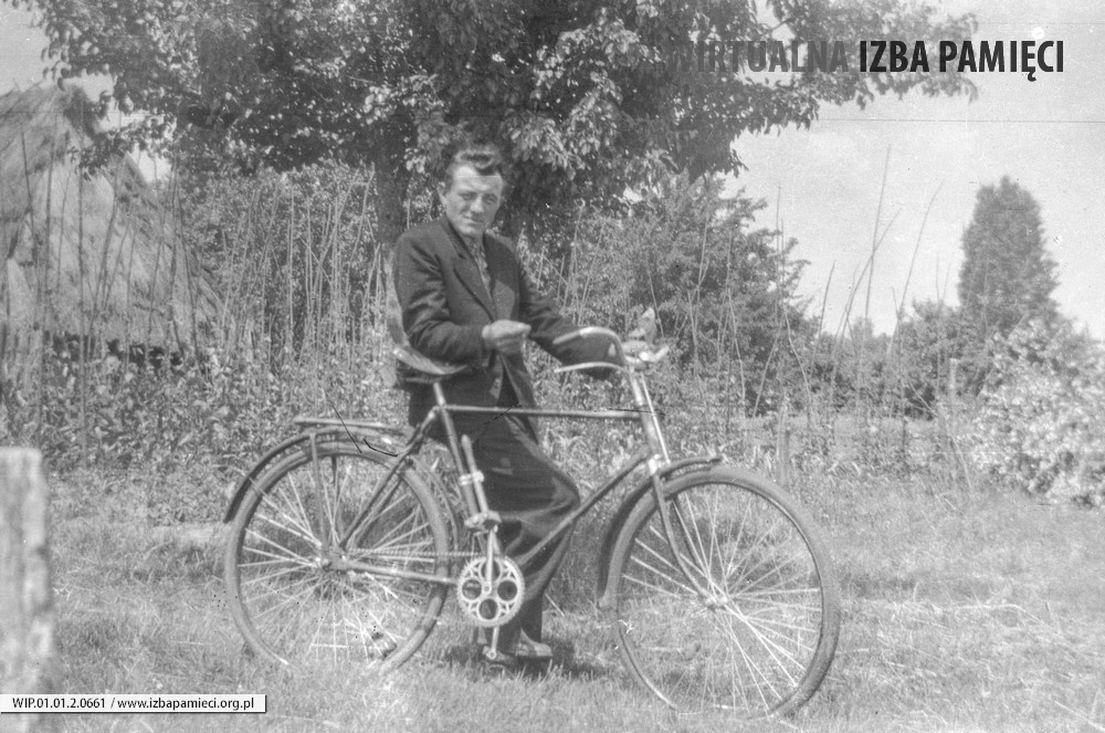 Lata 50. XX wieku. Piotr Cienki z Mołodycza z rowerem