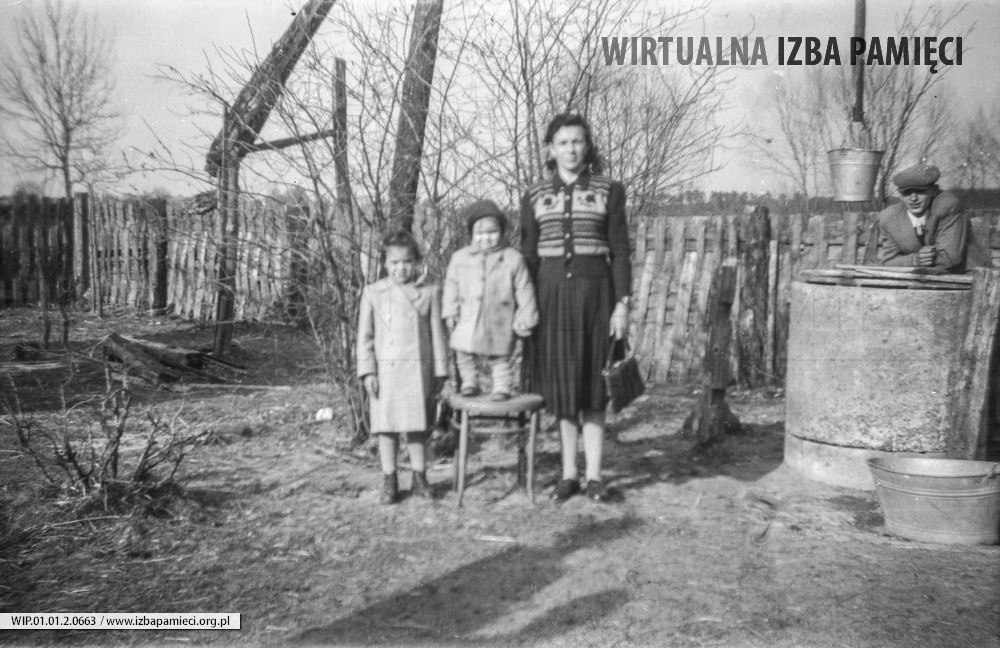 Lata 50. XX wieku. Aniela Wójcik z Mołodycza ze swoimi dziećmi