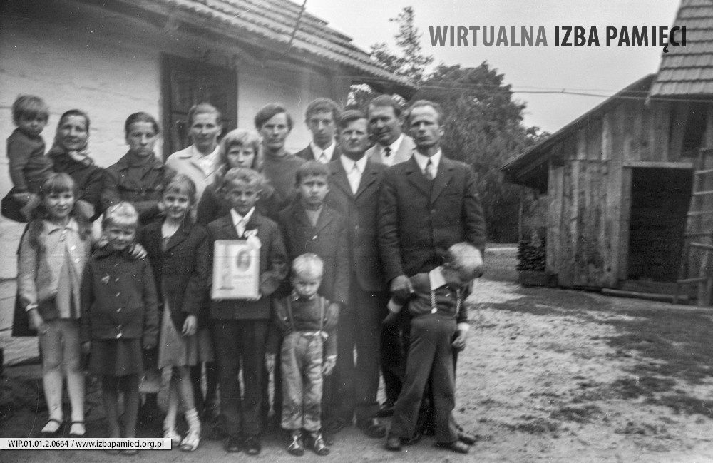 Lata 70. XX wieku. Rodzina Jadwigi i Władysława Zagrobelnych z Mołodycza w dniu I Komunii syna Bronisława