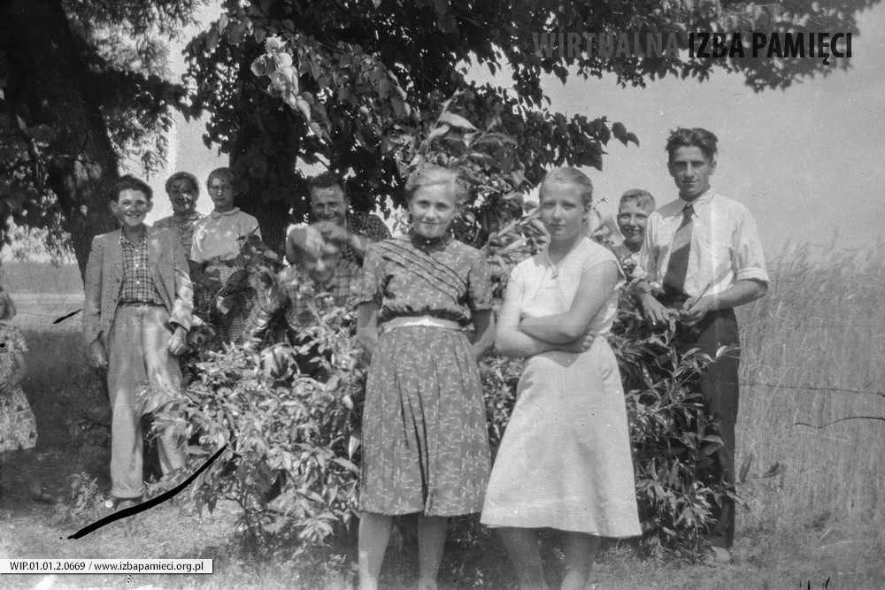 Lata 50. XX wieku. Grupa młodzieży z Mołodycza w cieniu lipy