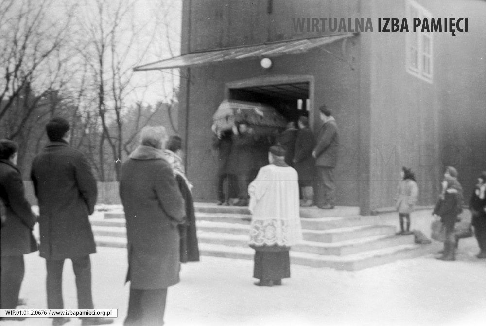 Lata 70. XX wieku. Moment wynoszenia trumny ze zmarłym z kościoła pw. Niepokalanego Serca NMP w Mołodyczu