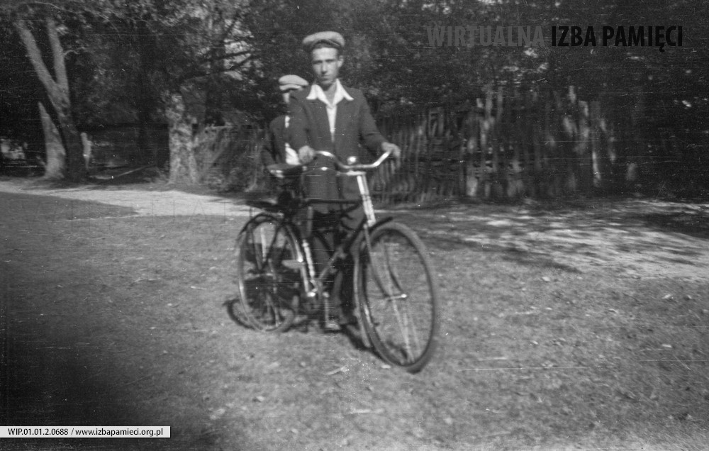 Lata 50. XX wieku. Młody mężczyzna z Mołodycza z rowerem