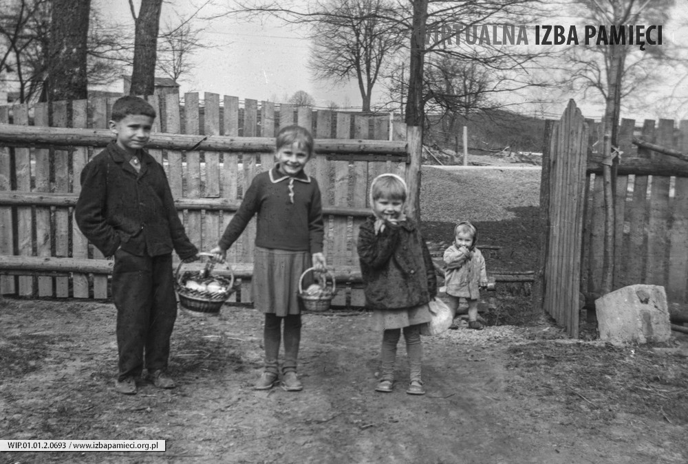 Lata 70. XX wieku. Dzieci Franciszka Hubacza z Mołodycza wracają z kościoła w Wielką Sobotę