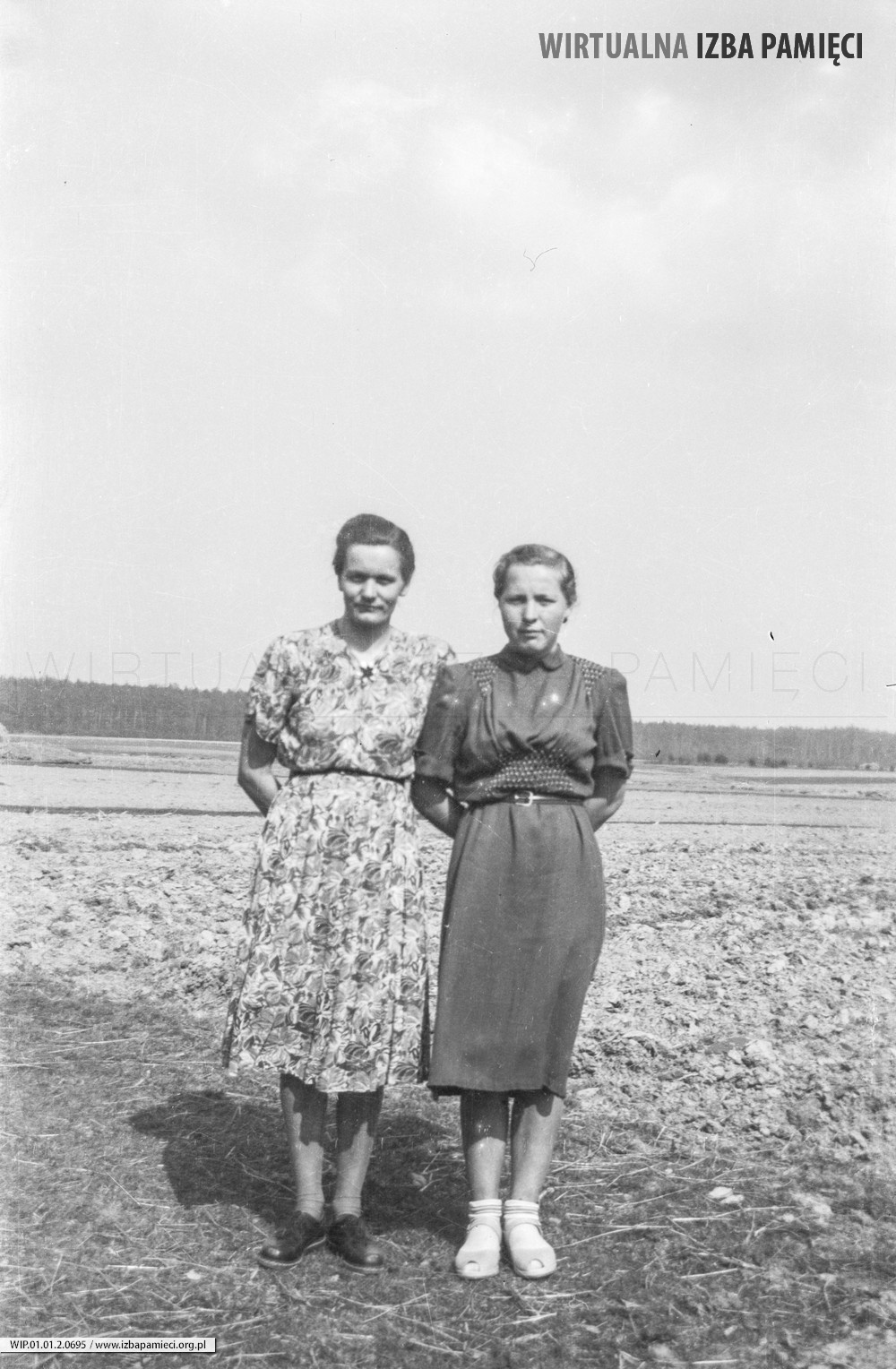 Lata 50. XX wieku. Aniela Adamiec (z lewej) z Mołodycza ze swoją kuzynką
