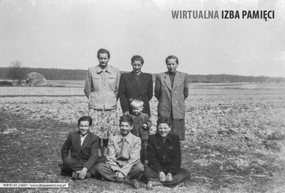 Lata 50. XX wieku. Aniela Adamiec (pierwsza z lewej) z Mołodycza z grupą przyjaciół