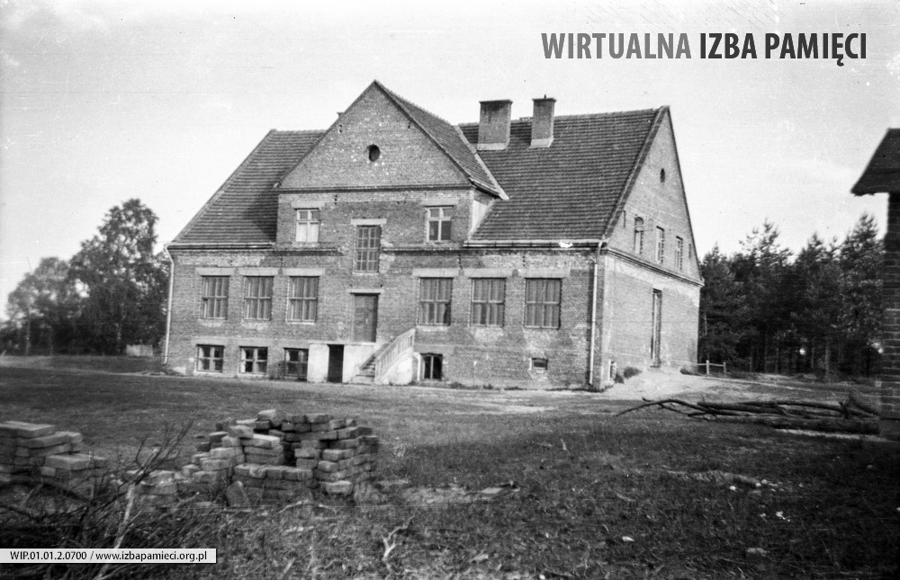 1956. Budynek Szkoły Podstawowej w Mołodyczu po odbudowie