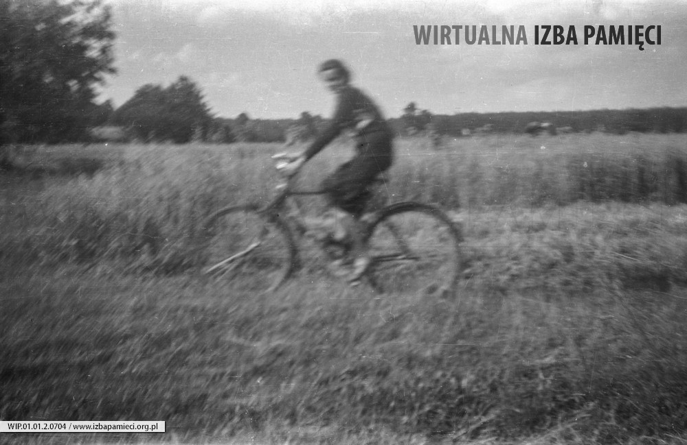 Lata 50. XX wieku. Aniela Adamiec z Mołodycza na rowerze
