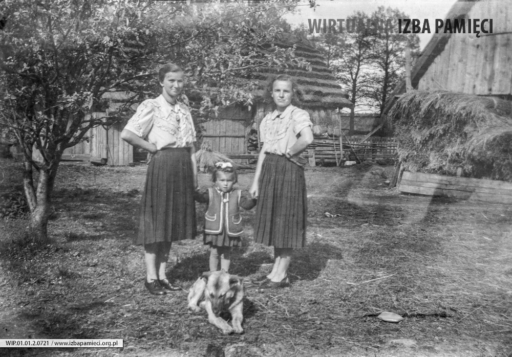 Lata 50. XX wieku. Dwie kobiety pozują do zdjęcia z dzieckiem