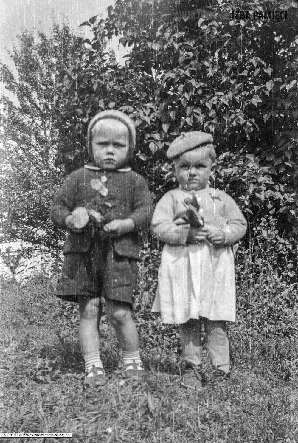 Lata 60. XX wieku. Dwoje dzieci na tle zieleni