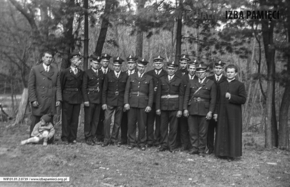 Lata 60. XX wieku. Członkowie OSP w Mołodyczu w czasie pełnienia straży przy Grobie Pańskim w okresie świąt wielkanocnych