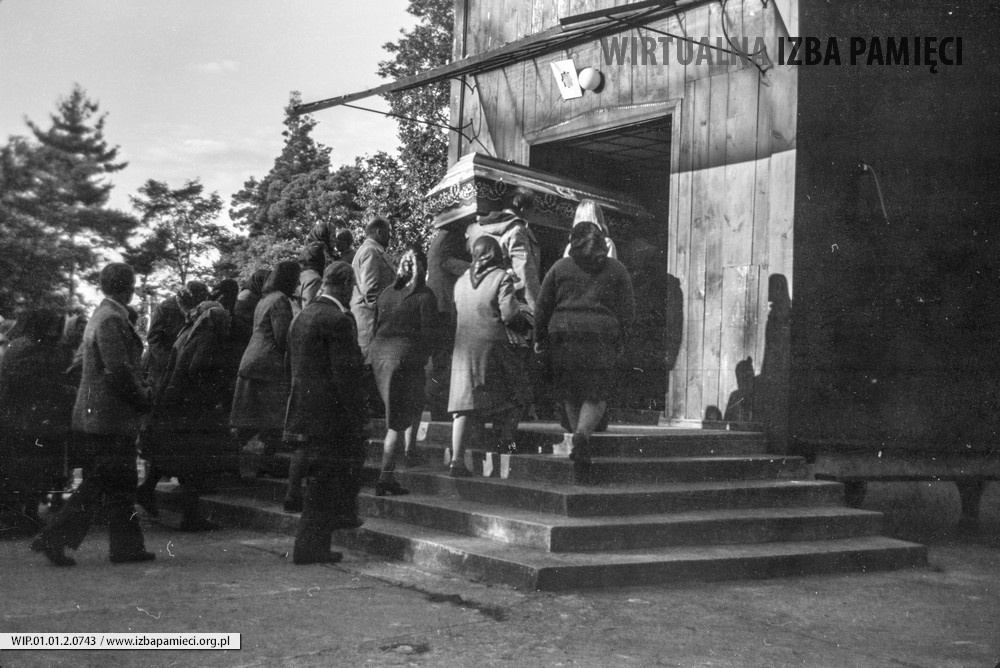 Lata 70. XX wieku. Kondukt pogrzebowy wchodzi do kościoła pw. Niepokalanego Serca NMP w Mołodyczu