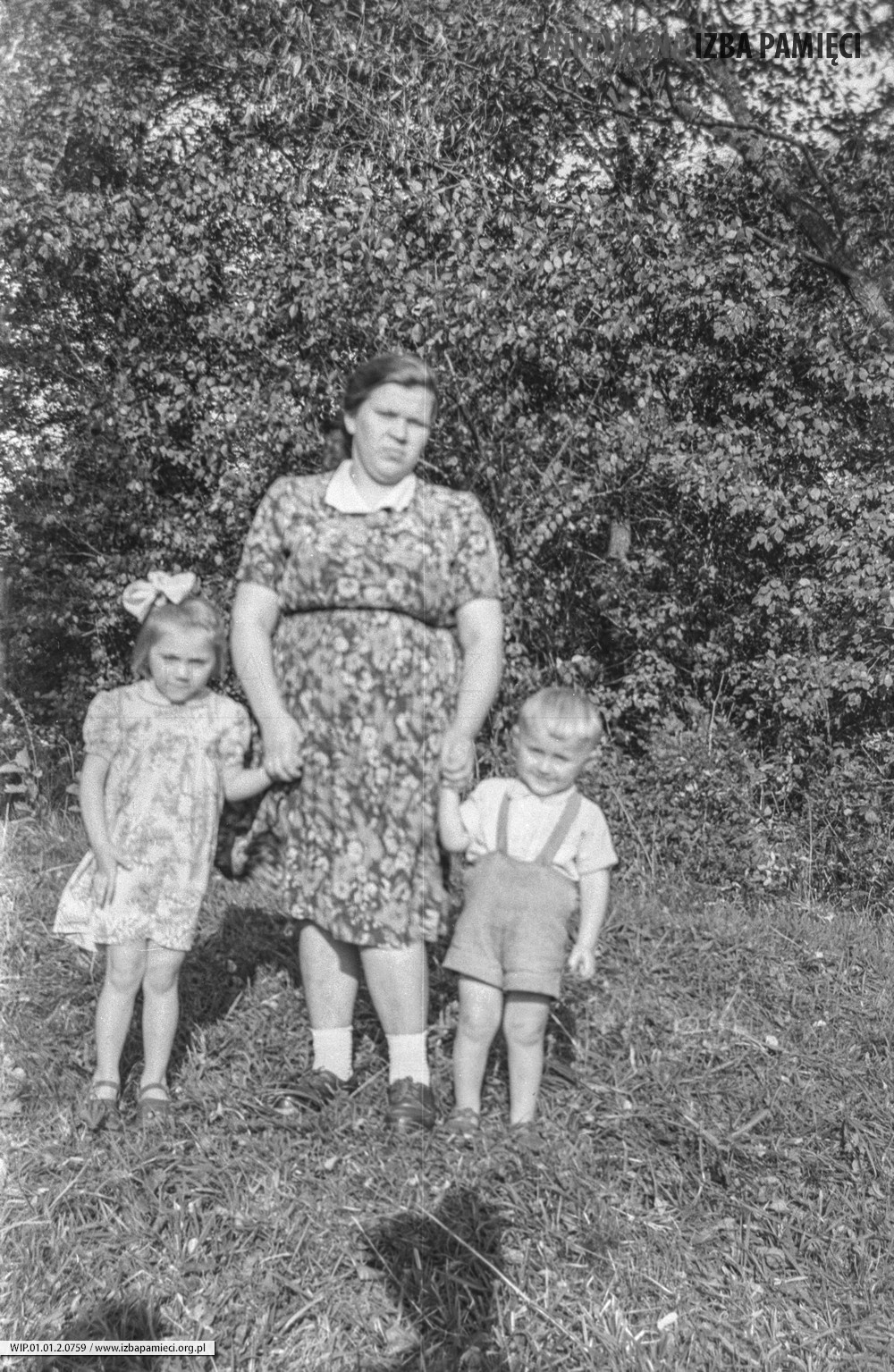 Lata 50. XX wieku. Janina Magoń z Mołodycza z dziećmi
