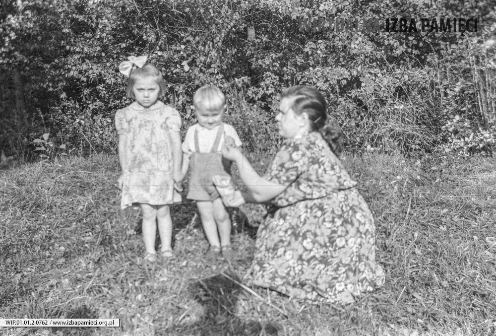 Lata 50. XX wieku. Janina Magoń z Mołodycza z dziećmi