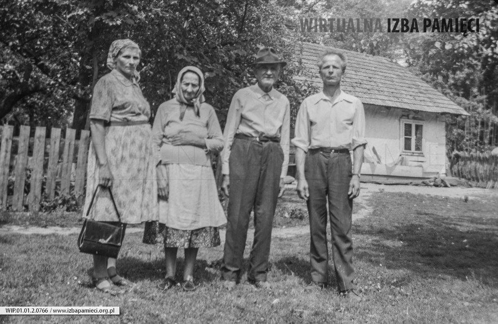 Lata 70. XX wieku. Cecylia i Franciszek Hubacz z rodzicami Franciszka (w środku)