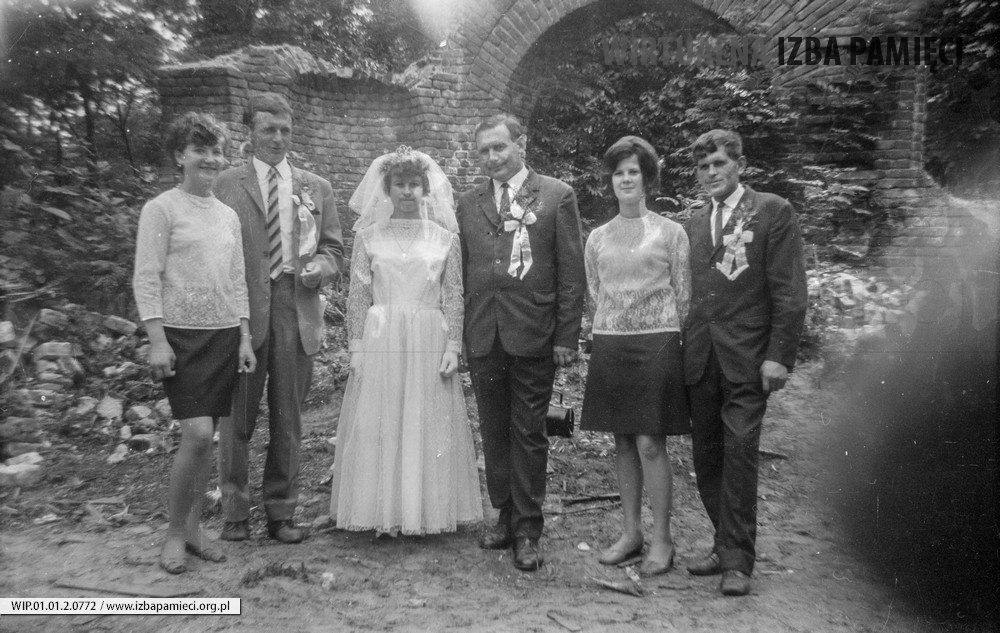 Lata 60. XX wieku. Aniela Hubacz i Marian Rokosz z Mołodycza w dniu swojego ślubu