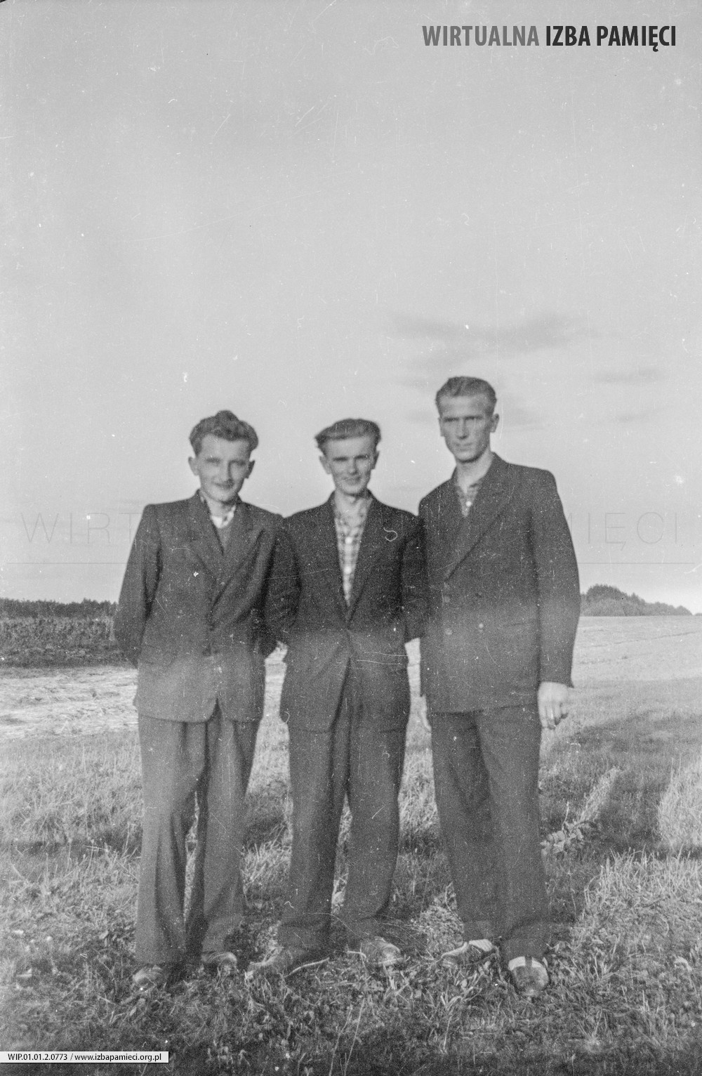 Lata 50. XX wieku. Stanisław Winiarz (w środku) z Mołodycza ze swoimi przyjaciółmi