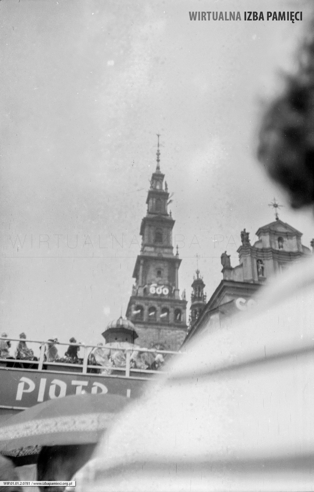 Lata 80. XX wieku. Wieża klasztoru na Jasnej Górze w Częstochowie