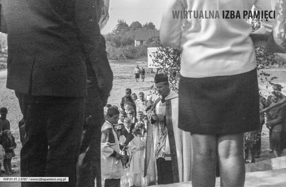 Lata 70. XX wieku. Powitanie dzieci pierwszokomunijnych przed kościołem w Mołodyczu