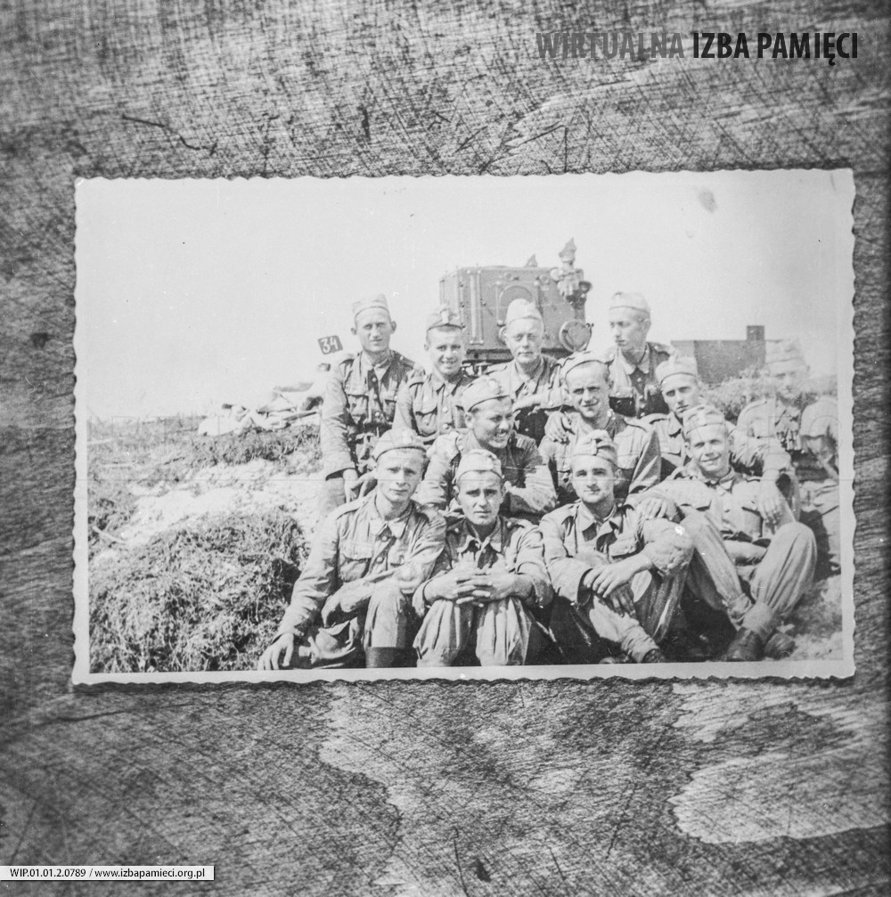 Lata 70. XX wieku. Fotografia pamiątkowego zdjęcia z wojska Franciszka Hubacza (pierwszy z lewej) z Mołodycza