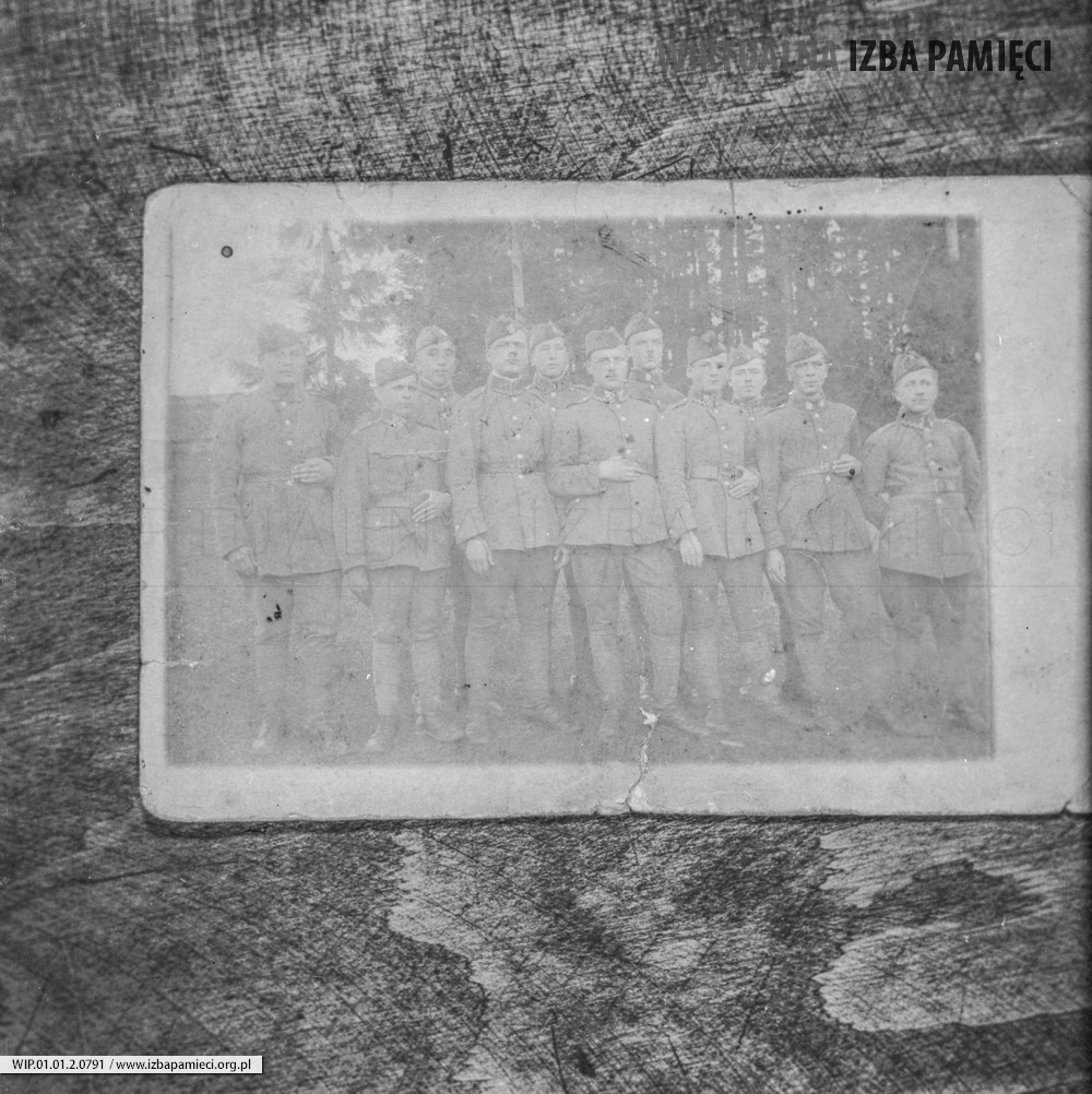 Lata 70. XX wieku. Fotografia pamiątkowego zdjęcia z wojska Andrzeja Hubacza