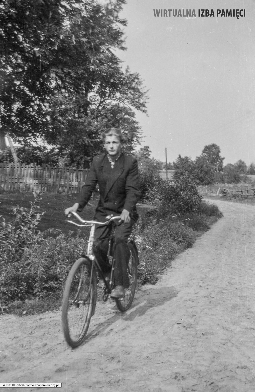 Lata 70. XX wieku. Michał Szwajczak z Mołodycza na rowerze