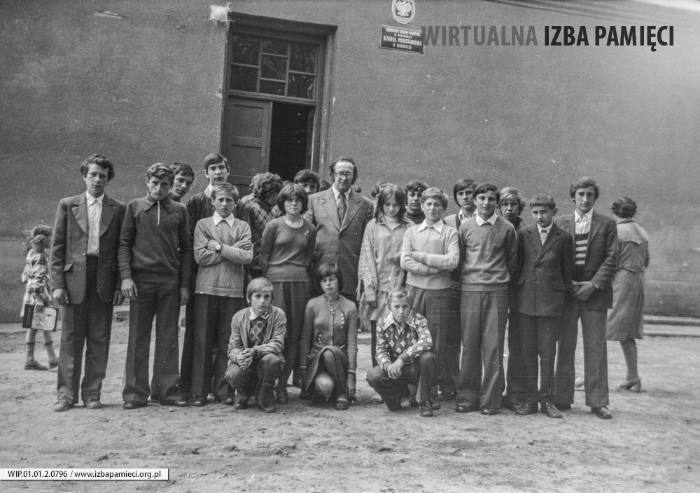 1977. Absolwenci Szkoły Podstawowej w Mołodyczu w roku 1977