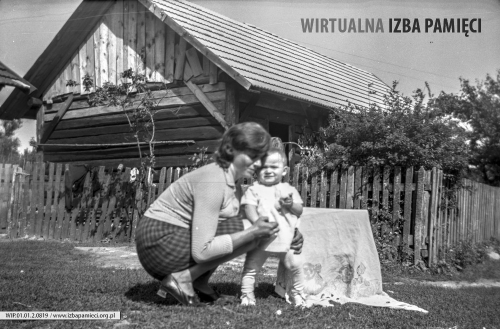 Lata 60. XX wieku. Matka (Maria Zagrobelna?) z Mołodycza z synkiem